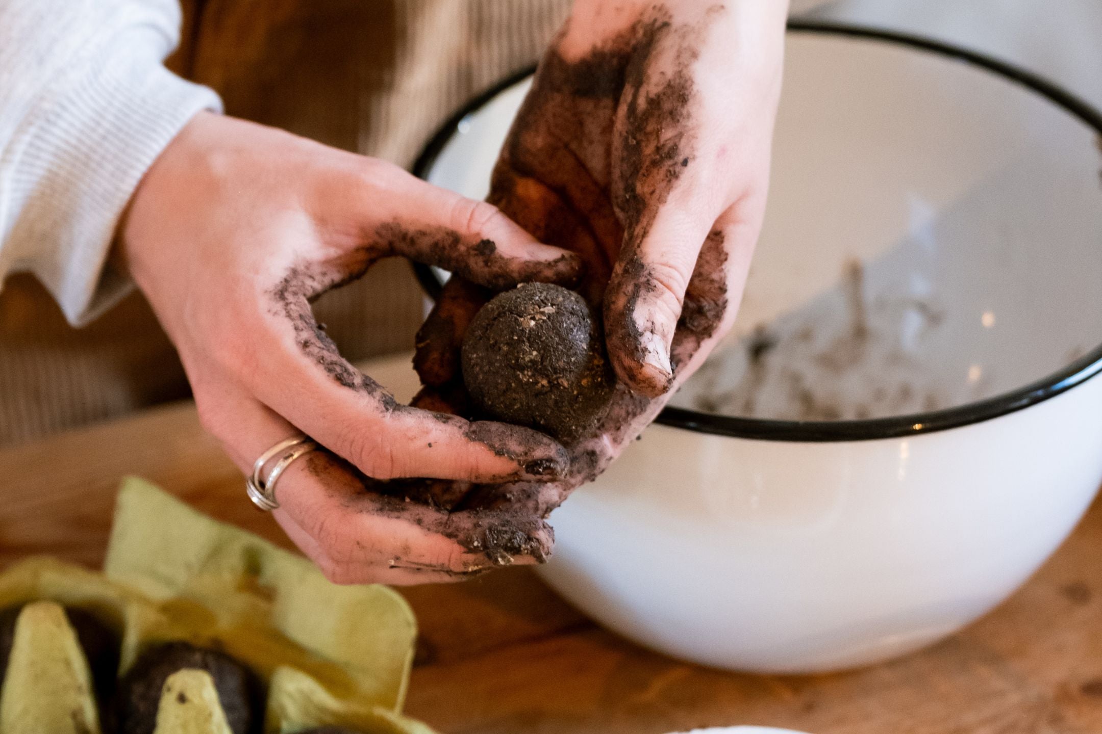 DIY: Zelf zaadbommetjes maken voor een kleurrijke tuin